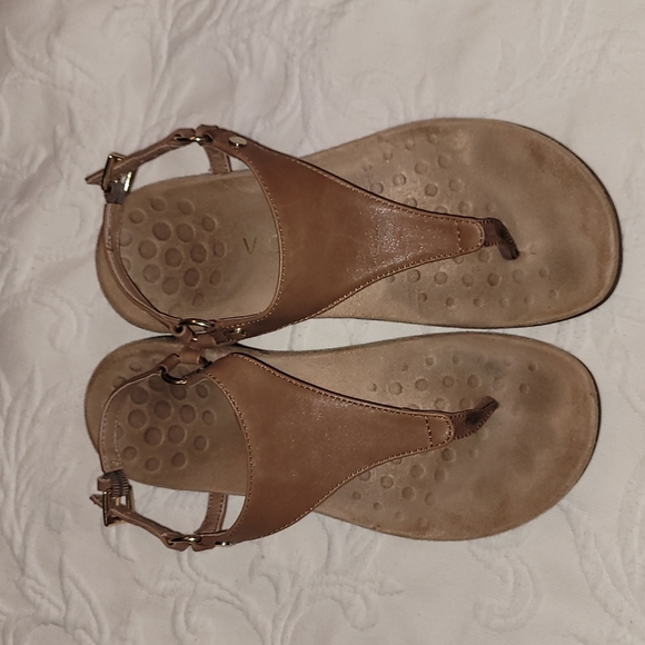 Vionic Kirra sandals tan with gold hardware sz 6 - Picture 2 of 8